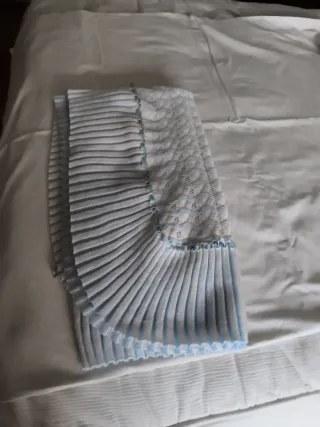 Toquilla/arrullo bebé punto azul y blanco