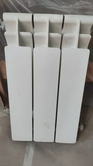 Dos radiadores pequeños blancos