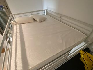 Cama alta de matrimonio con escritorio lateral