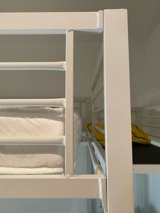 Cama alta de matrimonio con escritorio lateral