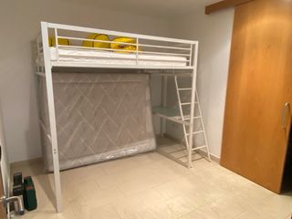 Cama alta de matrimonio con escritorio lateral