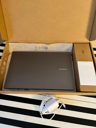 Portátil Samsung Galaxy Book 4 Gris