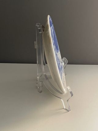 Plato decorativo bodegón firmado azul y blanco