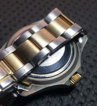 Reloj deportivo con movimiento de cuarzo.