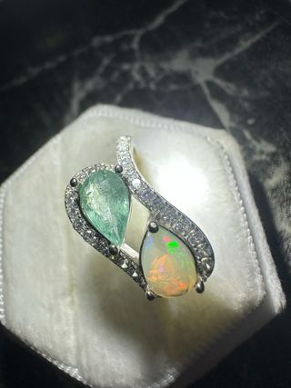 Anillo doble gota: ópalo + gema verde tono Paraíba