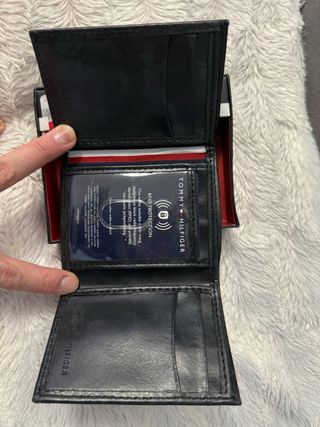 Cartera Tommy Hilfiger Negra y Roja