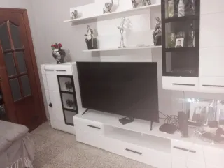 Comedor de cristal y sillas modernas