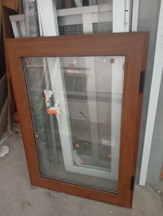 Ventana aluminio abatible 1 hoja color madera