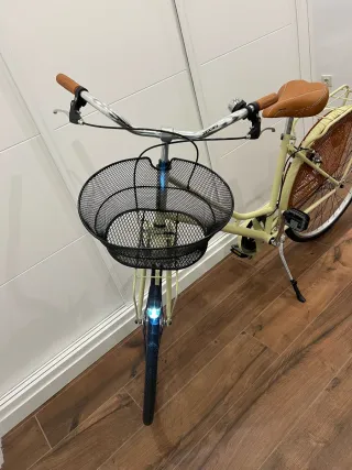 Bicicleta de paseo color crema