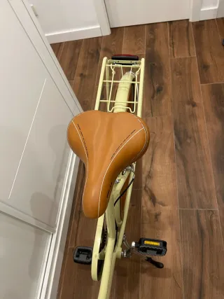 Bicicleta de paseo color crema