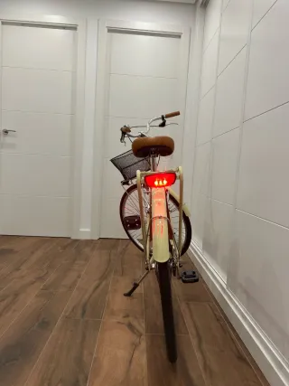 Bicicleta de paseo color crema