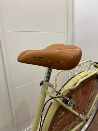 Bicicleta de paseo color crema