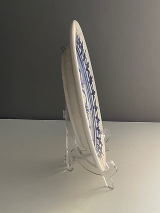 Plato decorativo flor azul y blanco