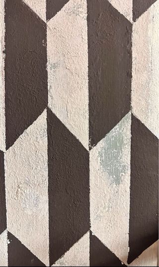 Armadio in legno con design geometrico