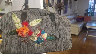 Bolso tejido gris con flores bordadas