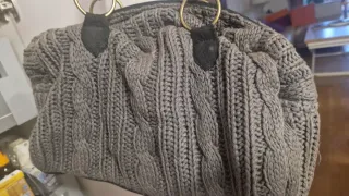 Bolso tejido gris con flores bordadas