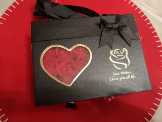 Scatola regalo con rose rosse. Collana in acciao