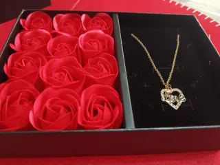 Scatola regalo con rose rosse. Collana in acciao