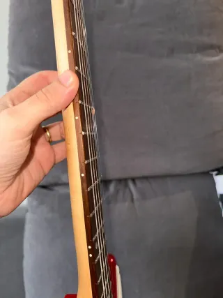 Guitarra eléctrica rojo brillante.