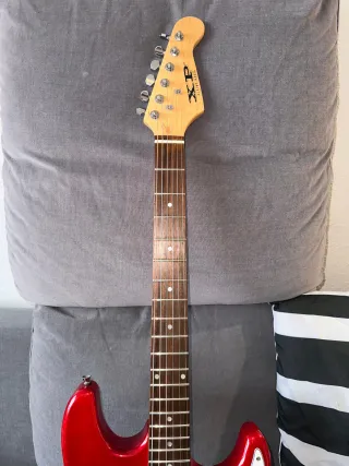 Guitarra eléctrica rojo brillante.