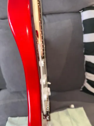 Guitarra eléctrica rojo brillante.