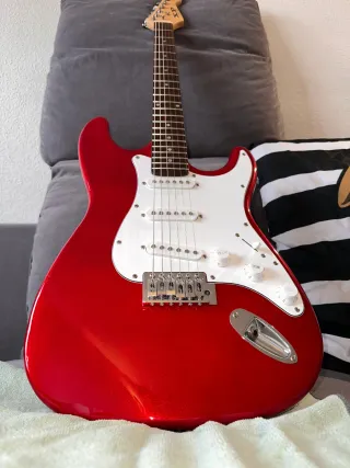 Guitarra eléctrica rojo brillante.