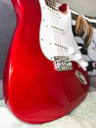 Guitarra eléctrica rojo brillante.
