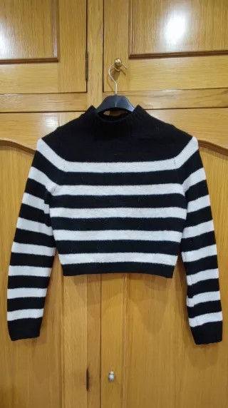 Jersey de rayas blanco y negro, no muy corto.
