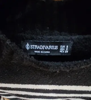 Jersey de rayas blanco y negro, no muy corto.