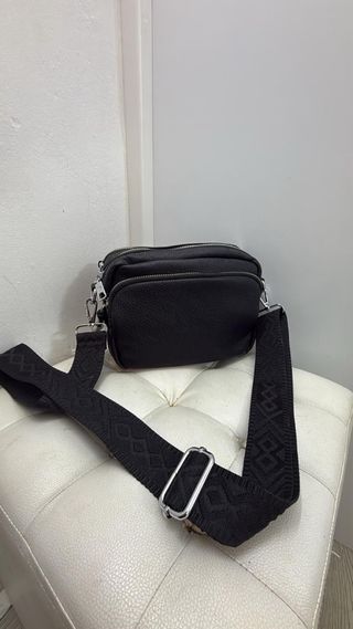Bolso negro con correa de tela