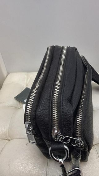 Bolso negro con correa de tela