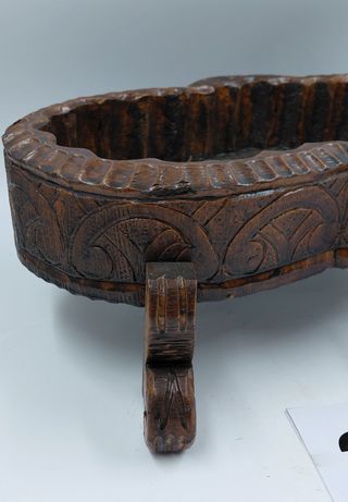 Fioriera in legno intagliato a mano