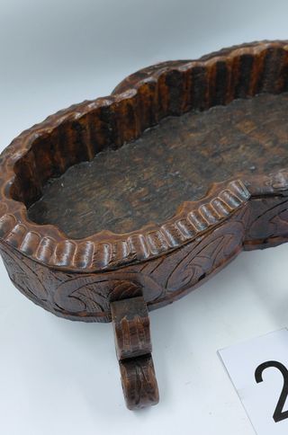 Fioriera in legno intagliato a mano