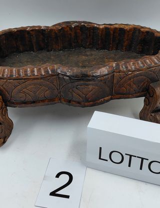 Fioriera in legno intagliato a mano