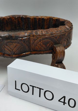 Fioriera in legno intagliato a mano