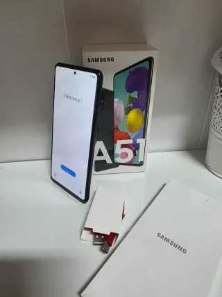 Samsung Galaxy A51 con cavo di ricarica