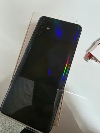 Samsung Galaxy A51 con cavo di ricarica