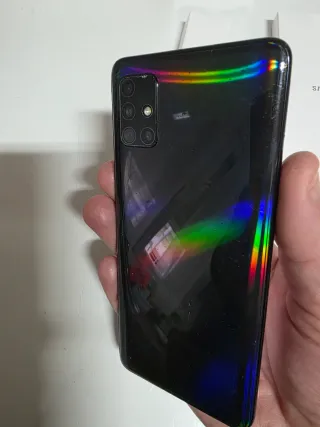 Samsung Galaxy A51 con cavo di ricarica