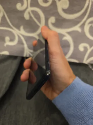 Samsung Galaxy A51 con cavo di ricarica