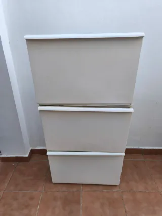 Zapatero de plástico beige y blanco