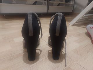 Zapatos de ante gris con flor negra