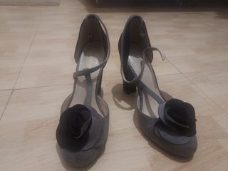 Zapatos de ante gris con flor negra