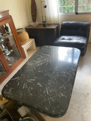 Mesa de piedra fosilizada negra