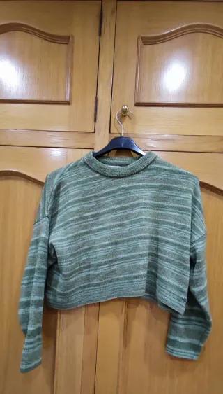 Jersey verde rayas talla única, no muy corto.