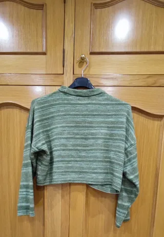 Jersey verde rayas talla única, no muy corto.