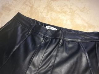 Pantalón Cuero Negro Pull&Bear Talla M