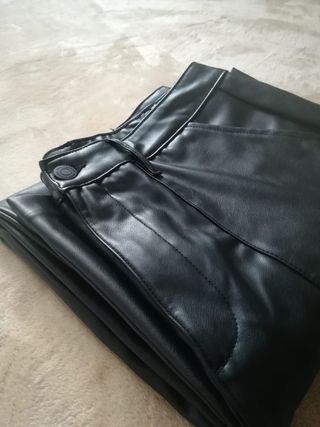 Pantalón Cuero Negro Pull&Bear Talla M