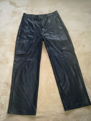 Pantalón Cuero Negro Pull&Bear Talla M