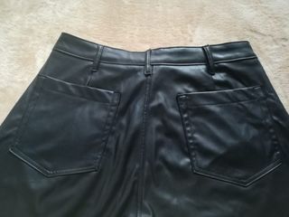 Pantalón Cuero Negro Pull&Bear Talla M