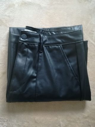 Pantalón Cuero Negro Pull&Bear Talla M